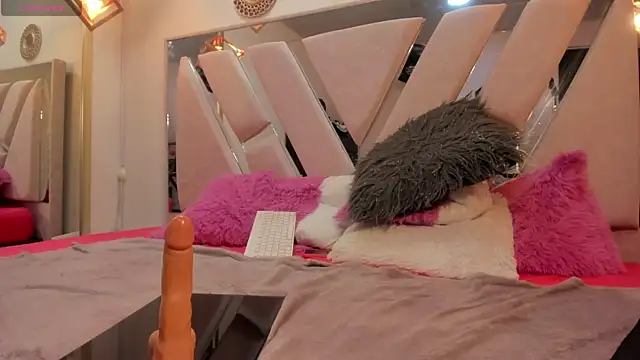 i Carolinee online show from September 18, 12:58 pm