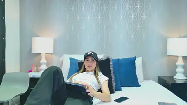 ZoeWilliis online show from April 5, 12:15 pm