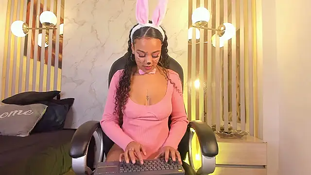 Melaniegh  online show from October 17, 11:24 am