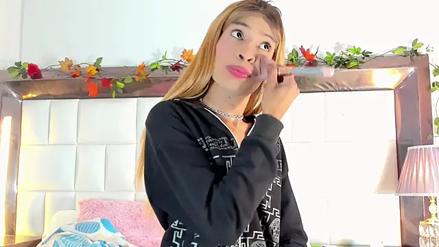 Snapshot of aura-monet chatting on September 10, 12:43 am aura-monet online show from September 10, 12:43 am