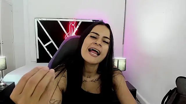 Snapshot of charlotthe_ee chatting on October 28, 8:35 pm charlotthe ee online show from October 28, 8:35 pm