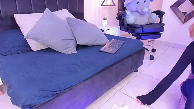 Snapshot of IvyBelle_ chatting on September 17, 12:03 pm IvyBelle online show from September 17, 12:03 pm