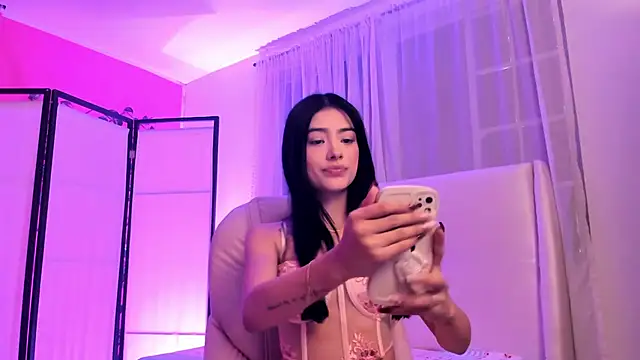 Snapshot of zoerouse_ chatting on October 24, 9:33 pm zoerouse online show from October 24, 9:33 pm