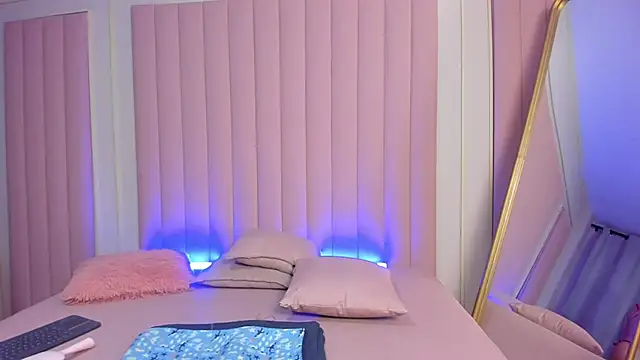 Snapshot of milaowens chatting on October 7, 11:36 am milaowens online show from October 7, 11:36 am