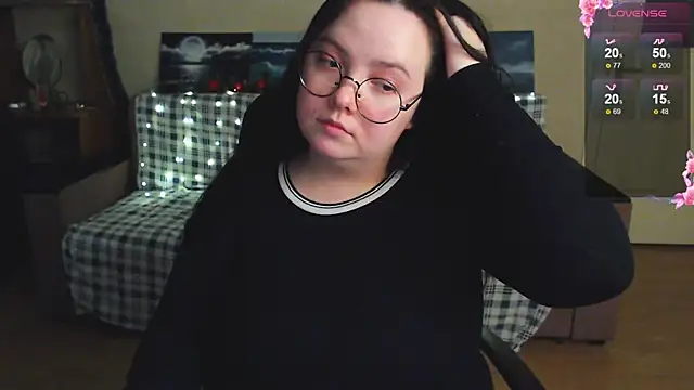 EmillyBones online show from December 19, 7:28 pm