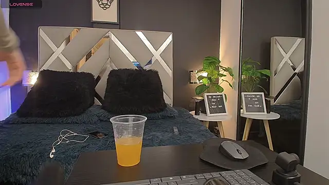 Snapshot of Miia_bunny chatting on October 27, 8:03 pm Miia bunny online show from October 27, 8:03 pm