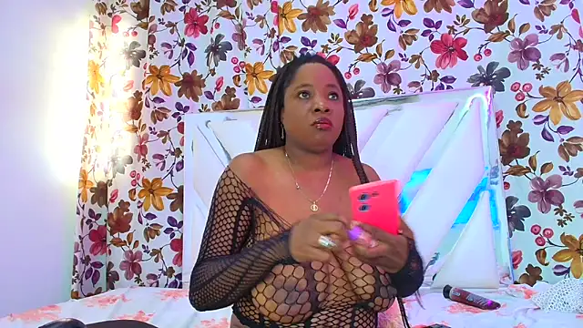 Snapshot of BellaBelluci chatting on October 9, 8:24 pm BellaBelluci online show from October 9, 8:24 pm