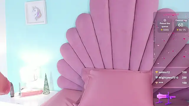 emma clarke  online show from December 18, 4:06 am