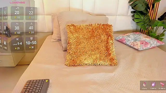 Snapshot of Roseaurora chatting on October 6, 2:23 pm Roseaurora online show from October 6, 2:23 pm