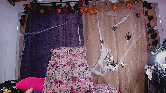 Snapshot of sweegirl69 chatting on October 25, 12:02 pm sweegirl69 online show from October 25, 12:02 pm