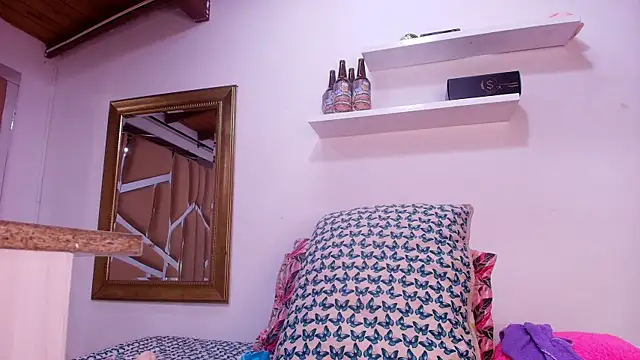 Snapshot of sweegirl69 chatting on October 6, 12:00 pm sweegirl69 online show from October 6, 12:00 pm