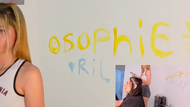 Snapshot of SophieCurves chatting on October 18, 1:19 am SophieCurves online show from October 18, 1:19 am