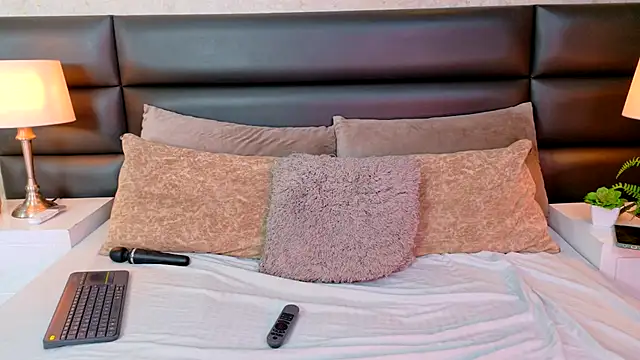 Snapshot of SophieCurves chatting on October 9, 6:45 pm SophieCurves online show from October 9, 6:45 pm