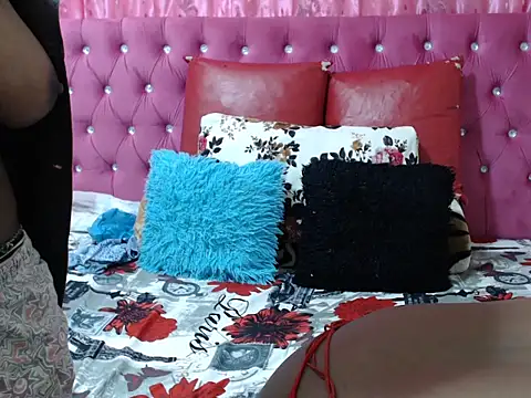 Snapshot of SweetSlenderChoc chatting on October 25, 11:44 pm SweetSlenderChoc online show from October 25, 11:44 pm