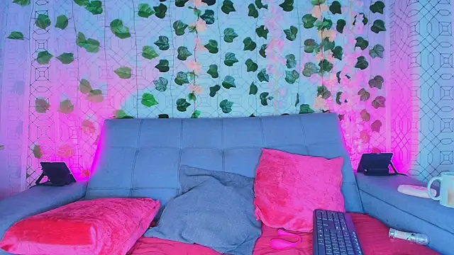 Snapshot of collet_1 chatting on September 28, 12:32 pm collet 1 online show from September 28, 12:32 pm