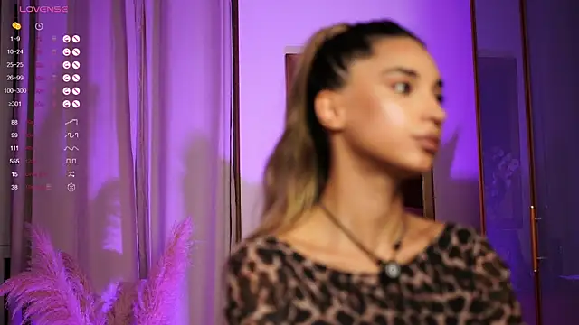 ItalianGirl online show from September 18, 7:45 pm