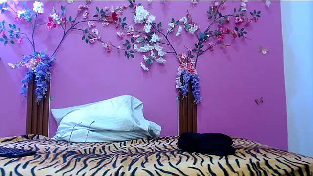 skinnysofia18 online show from March 30, 1:16 am