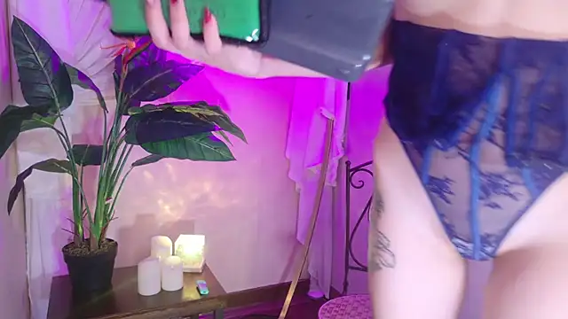 Snapshot of Meganreed_ chatting on October 17, 10:18 am Meganreed online show from October 17, 10:18 am