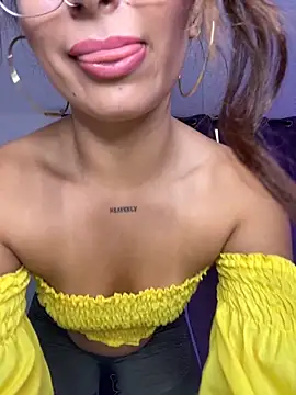 Clara Galle11 online show from October 17, 7:50 pm