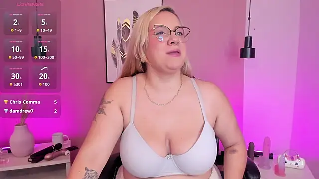 Snapshot of hollie_joliie chatting on October 10, 12:32 pm hollie joliie online show from October 10, 12:32 pm