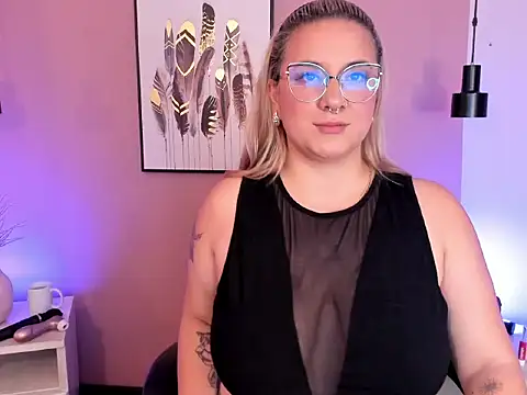 Snapshot of hollie_joliie chatting on October 7, 12:09 pm hollie joliie online show from October 7, 12:09 pm