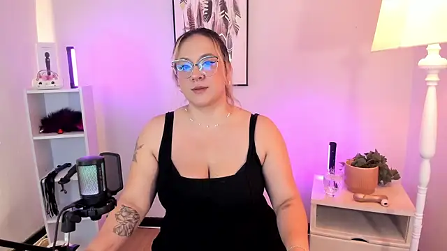 hollie joliie online show from March 21, 12:10 pm