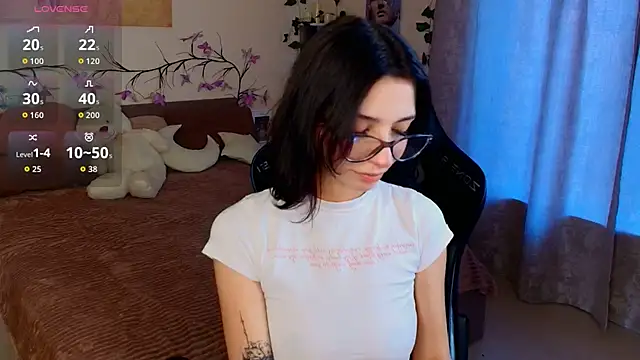 Snapshot of Lunara__Adams chatting on October 3, 5:23 am Lunara  Adams online show from October 3, 5:23 am