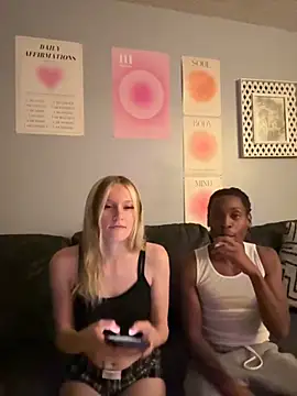 xoxooloveee online show from September 19, 4:22 am