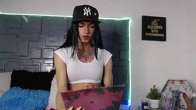 Snapshot of Trinity_Knox chatting on September 24, 4:17 pm Trinity Knox online show from September 24, 4:17 pm