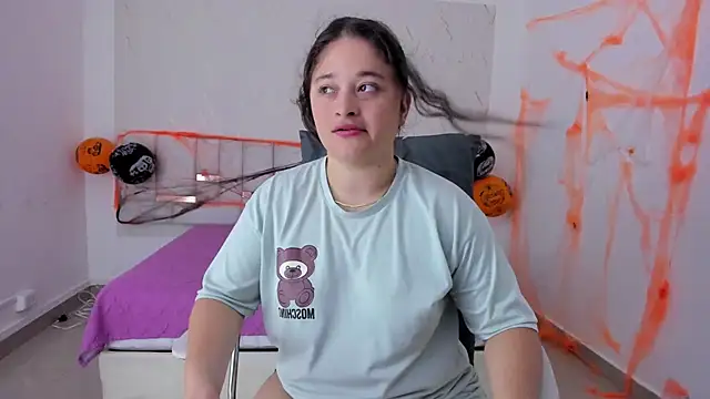 aradia kiss online show from October 20, 7:50 pm