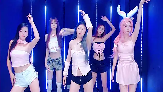 Snapshot of queen-001 chatting on October 10, 11:31 pm queen-001 online show from October 10, 11:31 pm