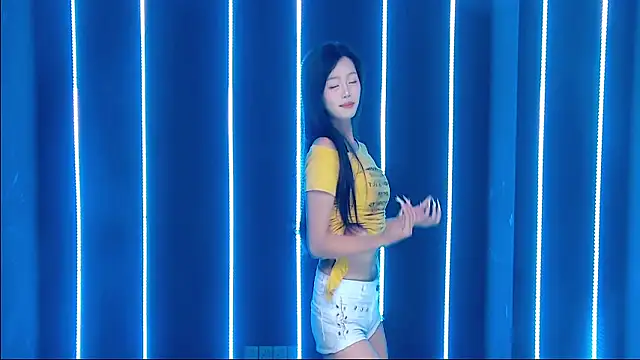 Snapshot of queen-001 chatting on October 27, 12:33 pm queen-001 online show from October 27, 12:33 pm