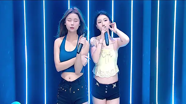 Snapshot of queen-001 chatting on November 1, 12:53 pm queen-001 online show from November 1, 12:53 pm