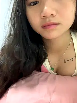 Snapshot of Emlyly-18 chatting on October 2, 4:17 am Emlyly-18 online show from October 2, 4:17 am