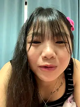 Snapshot of Emlyly-18 chatting on October 5, 1:43 am Emlyly-18 online show from October 5, 1:43 am