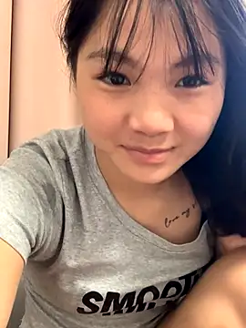 Snapshot of Emlyly-18 chatting on October 13, 3:09 am Emlyly-18 online show from October 13, 3:09 am