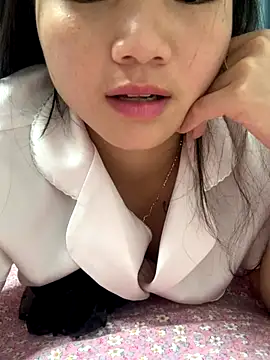 Snapshot of Emlyly-18 chatting on October 21, 7:12 am Emlyly-18 online show from October 21, 7:12 am