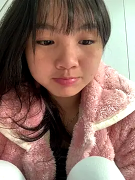 Snapshot of Emlyly-18 chatting on November 2, 2:59 am Emlyly-18 online show from November 2, 2:59 am