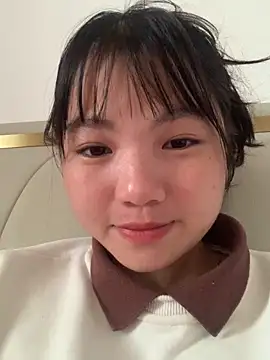 Snapshot of Emlyly-18 chatting on October 20, 7:11 am Emlyly-18 online show from October 20, 7:11 am