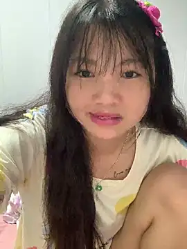 Snapshot of Emlyly-18 chatting on October 3, 5:01 am Emlyly-18 online show from October 3, 5:01 am