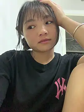 Snapshot of Emlyly-18 chatting on September 19, 2:49 pm Emlyly-18 online show from September 19, 2:49 pm