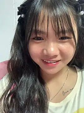 Snapshot of Emlyly-18 chatting on September 24, 1:21 pm Emlyly-18 online show from September 24, 1:21 pm