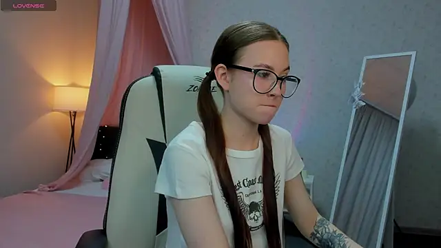 Dolly Gleam online show from September 21, 2:10 am