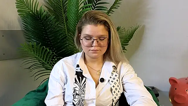 RosamariaDismukes online show from September 22, 7:18 am