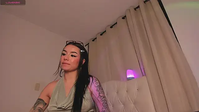 Snapshot of Mia_sky_1 chatting on September 18, 10:52 pm Mia sky 1 online show from September 18, 10:52 pm