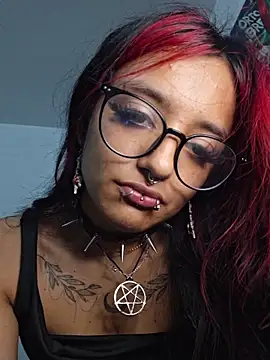 carolinerue online show from March 8, 11:30 pm