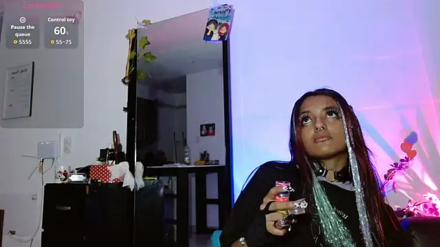 Snapshot of carolinerue chatting on October 8, 8:18 am carolinerue online show from October 8, 8:18 am