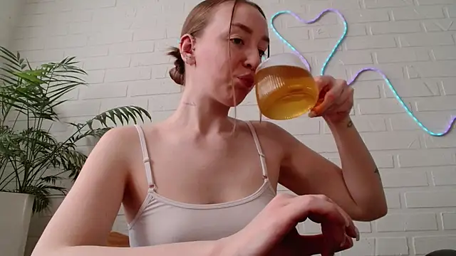 WhitePrincessLuna online show from March 12, 1:36 pm