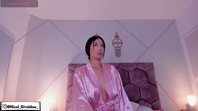 nicol giraldoo online show from April 1, 3:51 am