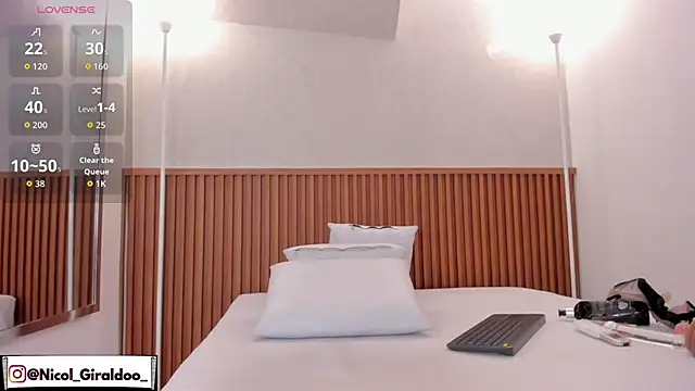 nicol giraldoo online show from February 25, 7:07 am